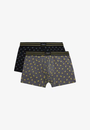 Dos pares de bóxers masculinos, uno gris con un patrón de serpiente amarillo y otro negro con un patrón de serpiente azul, ambos con cinturillas negras y rayas amarillas.