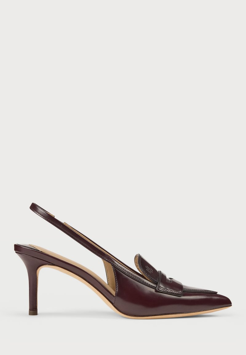 Slingback podpätky v tmavej burgundskej lakovej koži, špicatá špička, 7 cm stiletto podpätok, s dekoratívnym remienkom cez prednú časť.