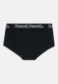 Sorte bomullsunderbukser med elastisk livlinje som har teksten "Bench.Bench." i hvitt. Enkelt design, myk tekstur, standard passform.
