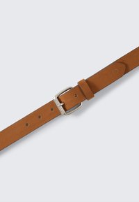 Ceinture en cuir brun avec une texture lisse, dotée d'une boucle en métal argenté et de plusieurs trous pour un ajustement. Design simple et fonctionnel.