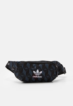 Czarna nerka Adidas z niebieskim geometrycznym wzorem, białym logiem trefoil, przednią kieszenią na zamek oraz regulowanym paskiem z boczną klamrą.