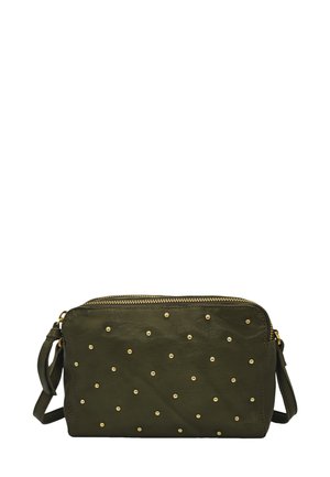 Sac bandoulière en cuir vert olive avec des accouts en clous dorés, forme rectangulaire, fermeture éclair et une bandoulière détachable. Texture lisse sur l'ensemble.