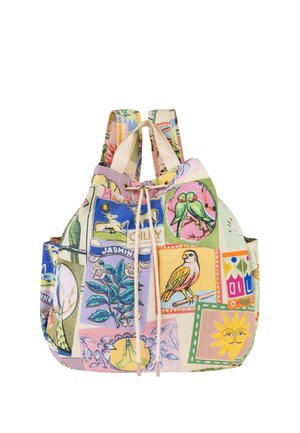 Kleurrijke rugzak met trekkoord en patchworkontwerp met vogels, planten, zon en pastelgekleurde vierkanten.