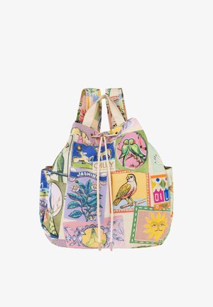 Kleurrijke rugzak met trekkoord en patchworkontwerp met vogels, planten, zon en pastelgekleurde vierkanten.