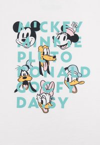 Hvid T-shirt med tegneserieansigtter af Mickey, Minnie, Pluto, Donald, Goofy og Daisy, med farverig tekstoverlay i turkis og sort.
