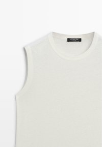 Biała bezrękawnikowa bluzka z okrągłym dekoltem, wykonana z lekkiego materiału, z małą czarną metką Massimo Dutti przy dekolcie.