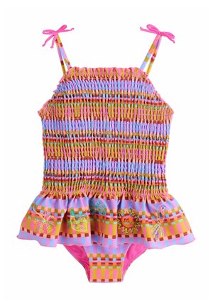 Színes, ráncolt egyrészes fürdőruha rózsaszín vállpántokkal, fodros szoknyaréttel és hímzett trópusi mintákkal, melyeken pillangó, ananász, pálmafák, nap és madár látható.