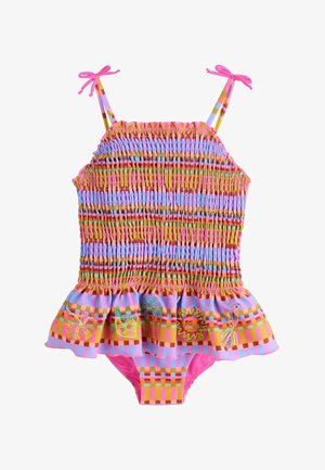 Kolorowy jednoczęściowy strój kąpielowy z marszczonym zdobieniem, różowymi troczkami na ramionach, falbanką na dole spódniczki oraz haftowanymi tropikalnymi wzorami, takimi jak motyl, ananas, palma, słońce i ptak.