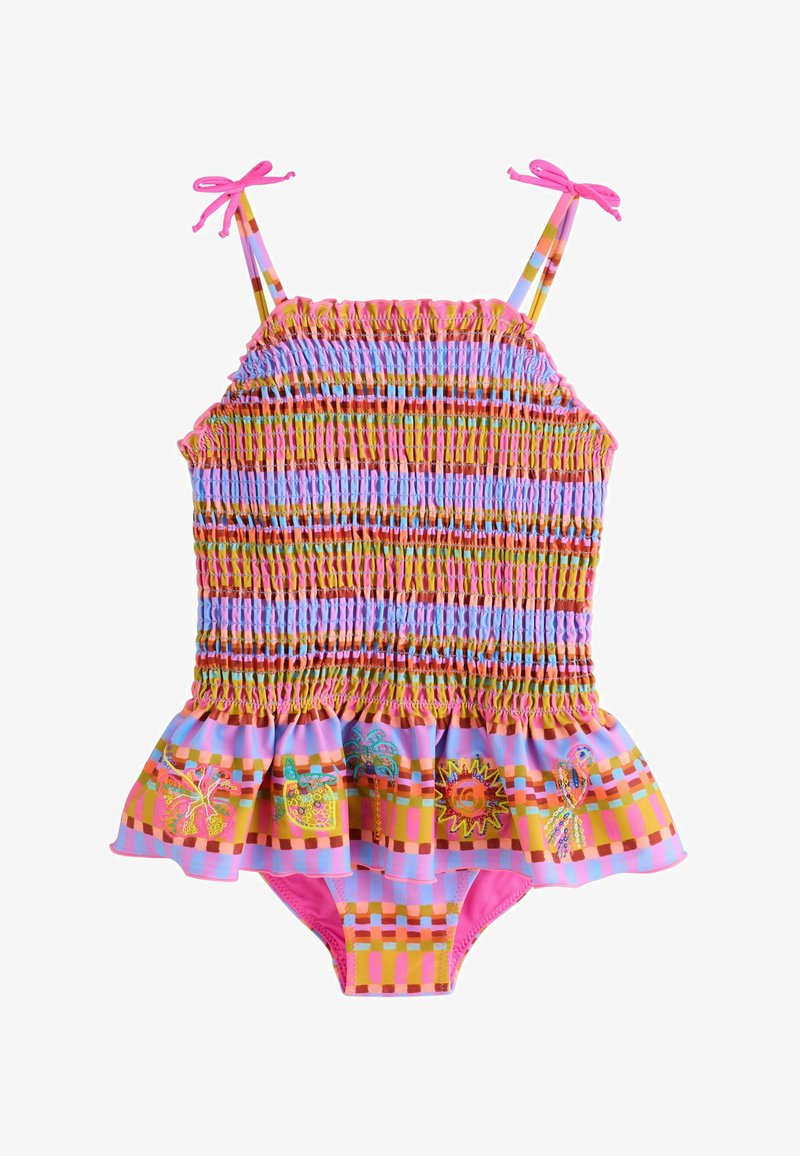 Maillot de bain une pièce smocké coloré avec des liens roses aux épaules, un ourlet de jupe à volants et des motifs tropicaux brodés représentant un papillon, un ananas, un palmier, un soleil et un oiseau.