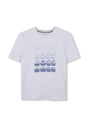 Camiseta blanca de manga corta con la palabra "BOSS" impresa cuatro veces en tonos descendentes de azul y con un grosor creciente en la parte delantera.