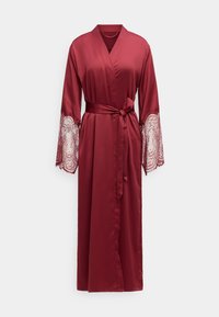 Μακρύ μπορντό σατέν ρόμπα με ζώνη στη μέση και φαρδιά μανίκια με δαντέλα, εκτεθειμένη σε απλό ανοιχτό φόντο.