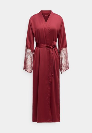 Langer burgunderroter Satinmantel mit Taillengürtel und weiten, mit Spitze besetzten Ärmeln, vor einem schlichten hellen Hintergrund präsentiert.