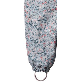 Spodnie przeciwdeszczowe w jasnoniebieskim kolorze z nadrukiem kwiatowym i marszczonym mankietem. Posiadają wzór różowych i ciemnoniebieskich kwiatów na gładkiej, wodoodpornej tkaninie.