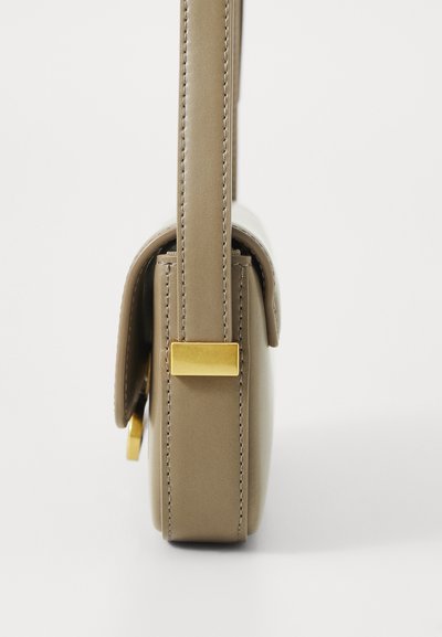 Geantă crossbody din piele bej, cu o textură netedă, detalii din metal auriu și o formă rectangulară. Dispune de o curea lată pentru umăr și închidere cu clapetă.
