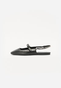 Pantofii plata din piele neagră cu spatele descoperit, având vârf ascuțit, curea ajustabilă și un detaliu din lanț pe călcâi. Textură netedă și design minimalist.