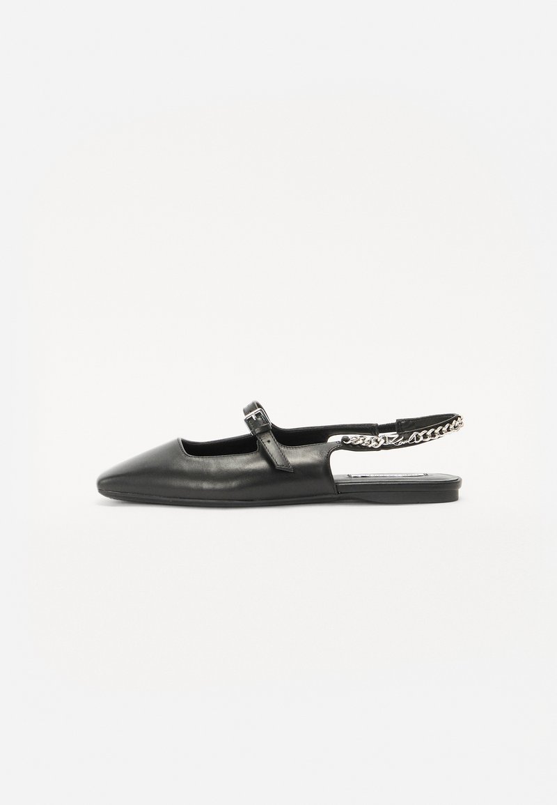 Pantofii plata din piele neagră cu spatele descoperit, având vârf ascuțit, curea ajustabilă și un detaliu din lanț pe călcâi. Textură netedă și design minimalist.
