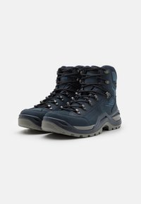 Marinewandelschoenen met grijze rubberen zolen, versterkte neuzen en metalen oogjes voor de veters; gestructureerd bovenmateriaal met blauwe accenten.
