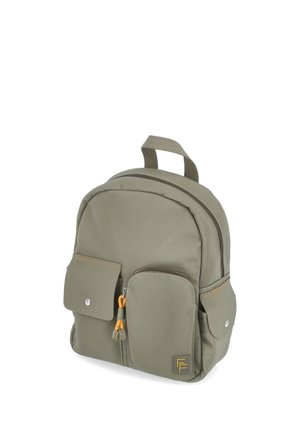 Kompakter olivgrüner Rucksack mit Front-Reißverschlusstasche, seitlichen Druckknopftaschen, oberem Tragegriff und orangefarben akzentuierten Reißverschluss-Ziehern auf weißem Hintergrund.