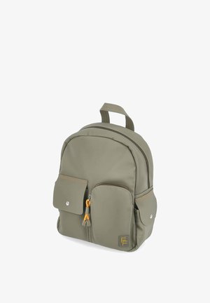 Kompakter olivgrüner Rucksack mit Front-Reißverschlusstasche, seitlichen Druckknopftaschen, oberem Tragegriff und orangefarben akzentuierten Reißverschluss-Ziehern auf weißem Hintergrund.