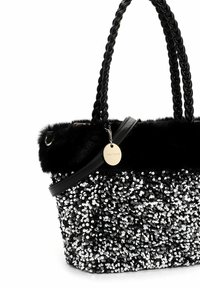 Sort håndtaske i imiteret pels og palietter med flettede håndtag og en skinnende metalplade. Taskens overflade er dækket af sølv- og sorte palietter.