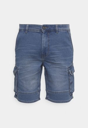 Short cargo en denim bleu avec passants de ceinture, fermeture avant à boutons, poches latérales à rabat et ourlet retroussé.