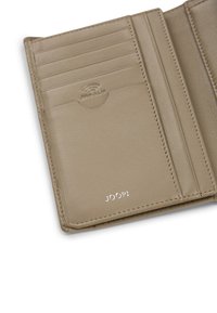 Beige leren portemonnee interieur met meerdere kaartsleuven, reliëflogo en een gladde textuur. Heeft RFID-bescherming details.