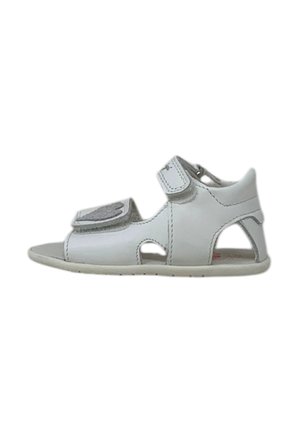Sandal in pelle bianca con cinturino regolabile in velcro, design aperto, dettagli intagliati e una patch grigia texturizzata sul davanti. Suola piatta.