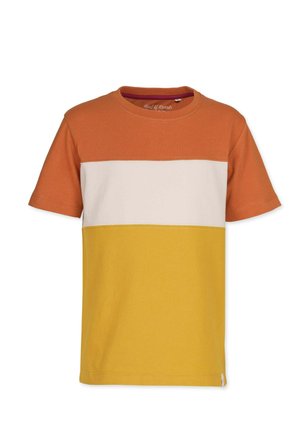Kortærmet t-shirt med orange, creme og sennepsfarvet farveblokdesign. Fremstillet af bomuld med en blød tekstur og rund halsudskæring.