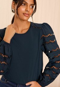 Love & Roses REGULAR FIT - BRODERIE LONG SLEEVE - Camicetta - navy