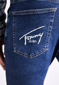 Tommy Jeans AUSTIN SLIM BRANDED - Slim fit -farkut - denim dark