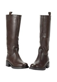 Par de botas de cuero marrón oscuro hasta la rodilla con tacones bajos y pestañas de agarre en la parte superior, mostradas sobre fondo blanco.