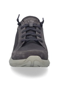 Dunkelgrauer Athletikschuh aus Wildleder und Mesh-Material. Verfügt über auffällige Schnürsenkel, eine runde Zehenpartie und eine strukturierte Gummisohle.