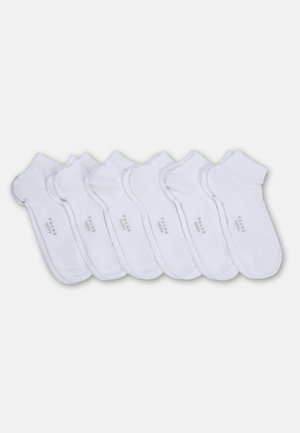 Six paires de chaussettes blanches aux chevilles alignées côte à côte, chacune portant l'inscription « FALKE » et « RUN » en petit texte gris près des orteils.