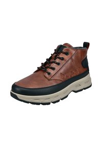 Braune Leder-Hochtop-Sneaker mit schwarzen Akzenten, beiger klobiger Sohle, schwarzen Schnürsenkeln und "bugatti" auf der Seite geprägt.