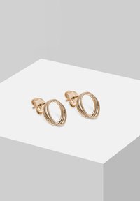 Goudkleurige metalen oorbellen met een ovale vorm, voorzien van ribbelstructuur en gladde accenten. Beveiligd met druksluitingen.