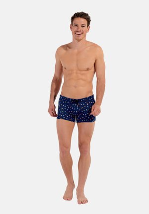 Badeshorts in Blau mit buntem Eistütenmuster, gefertigt aus elastischem Stoff, ausgestattet mit einem verstellbaren Gummibund.