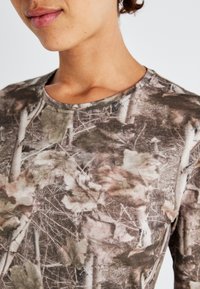 Jaded London WOODLAND CAMO MIST - Hosszú ujjú felső - brown