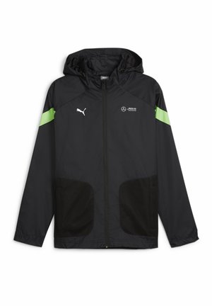 Chaqueta de rompevientos negra con capucha, con rayas de acento verdes, bolsillos laterales de malla y logotipos en el pecho y la manga.