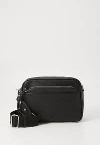 Borsa a tracolla in pelle nera con superficie testurizzata, due scomparti con zip e tracolla in tessuto regolabile con fibbia in metallo color argentato.