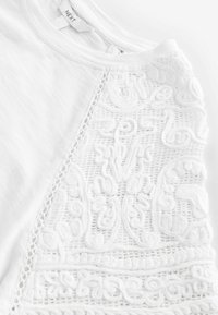 PETITE FIT - CROCHET SHORT SLEEVE  - T-shirt med print - white