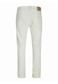 Pantaloni in denim bianco con vestibilità dritta, dotati di due tasche posteriori e una toppa in pelle con logo in vita. Tessuto liscio.