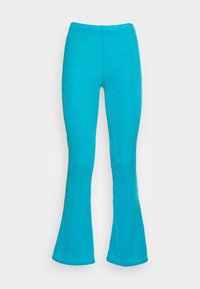 Leggings azuis com corte flare, apresentando uma textura brilhante, um tecido suave e um silhueta ajustada, projetadas com uma cintura confortável.