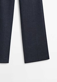 Mörkblå, raka byxor gjorda av texturerad tyg. Har en slät front och inga synliga detaljer eller utsmyckningar.