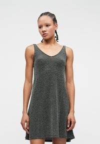 Ujjatlan ruha sötétszürke, struktúrált anyagból, V-nyakkivágással. A-vonalú fazon, laza illeszkedéssel, térd fölé érő hosszúsággal.