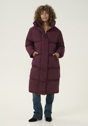 Abrigo tipo puffer color burdeos con cuello alto, que presenta un diseño de acolchado vertical, dos bolsillos laterales y un cierre con cremallera de longitud completa.