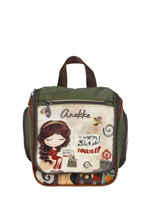 Mochila verde y beige con una niña de dibujos animados con vestido rojo, bolsillo con cremallera y texto "Anekke" y "Conócete a ti mismo" en el panel frontal.