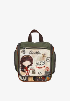Mochila verde y beige con una niña de dibujos animados con vestido rojo, bolsillo con cremallera y texto "Anekke" y "Conócete a ti mismo" en el panel frontal.