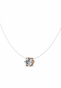 Collana con pendente in oro rosa che presenta un diamante rotondo e scintillante fissato in una montatura a quattro artigli, sospeso su una sottile catena bianca.