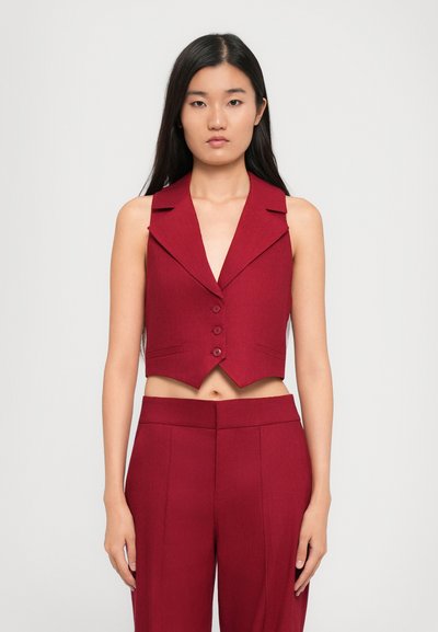 Bordeaux mouwloos cropped vest met een brede kraag, vijf knopen sluiting en een getailleerde pasvorm, gecombineerd met bijpassende hoge taille broek.