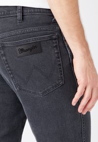 Wrangler TEXAS - Calças de ganga de perna direita - black gold